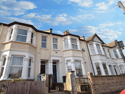 A first floor two bedroom flat within walking distance to Northfields or South Ealing Underground station